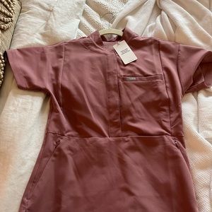 Mineral Mauve: XXS Tunis Scrub Top and xs joggers. Brand new with tags!